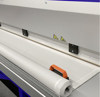 



Auch bei der Konfektion der ZIP-Tücher sind es die Fachkräfte, die für gute Ergebnisse sorgen.
