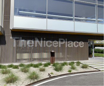 



„TheNicePlace“ dient zu Produktpräsentationen, Veranstaltungs- und Schulungszwecken.
