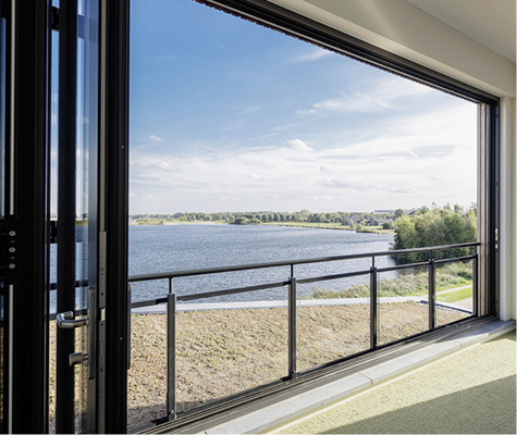 <p>
</p>

<p>
Die Glas-Faltwände ermöglichen großflächige Öffnungen. So ist der Blick auf den See auch im zweiten Obergeschoss nicht gestört.
</p> - © Foto: Solarlux GmbH

