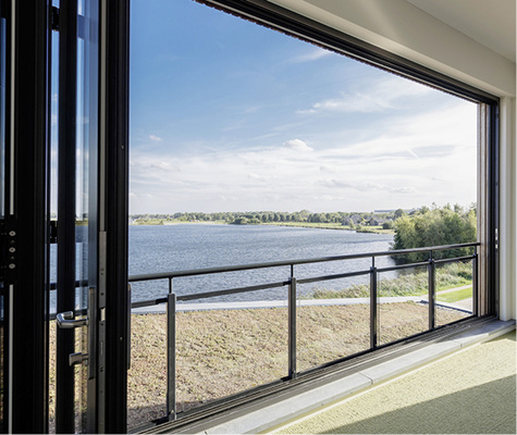 



Die Glas-Faltwände ermöglichen großflächige Öffnungen. So ist der Blick auf den See auch im zweiten Obergeschoss nicht gestört.
