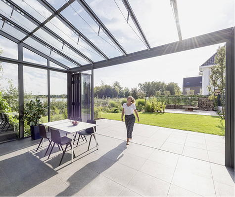 



Die Glas-Faltwände lassen sich links und rechts mühelos zur Seite schieben: Der Wintergarten öffnet sich komplett zur Terrasse hin.
