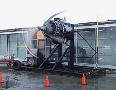 



Prüfstand bei Fresno: Solarlux-Systeme im Hurrikan-Test; ein riesiger Propeller schleudert Wasser auf die Glasflächen.
