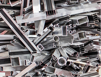 



Bis 2020 will Wicona CO
2
-neutral werden. Schon heute bestehen die Profile zu mindestens 75 % aus Recyclat.
