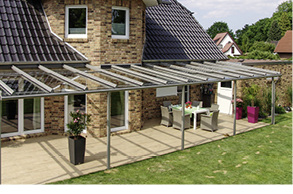 



Auch unter einem Terrassendach kann sich an warmen Tagen unangenehme Stauluft bilden. Das neue Dachschiebefenster von TS Aluminium sorgt für eine wirkungsvolle Abfuhr der verbrauchten Luft.
