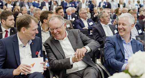 <p>
</p>

<p>
Orgadata-Vorstandsvorsitzender Bernd Hillbrands (von links) im Gespräch mit dem Niedersächsischen Ministerpräsidenten Stephan Weil und Landrat Matthias Groote (beide SPD).
</p> - © Foto: Feuerquell

