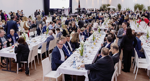 



In der Ostfrieslandhalle in Leer wurde mit rund 500 Gästen das 20-jährige Bestehen und die Eröffnung des Neubaus gefeiert.
