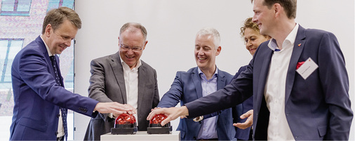 <p>
</p>

<p>
Mit einem symbolischen Buzzer-Druck eröffneten (von links) Dr. Torsten Slink, Hauptgeschäftsführer IHK für Ostfriesland und Papenburg, Ministerpräsident Stephan Weil, Landrat Matthias Groote, Bürgermeisterin Beatrix Kuhl und Bernd Hillbrands den Neubau.
</p> - © Foto: Feuerquell

