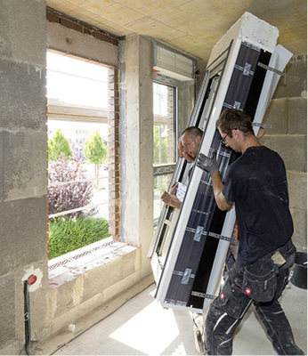 <p>
</p>

<p>
Einbau eines schweren Fensterelementes mit Rollladen oben und 2000 mm langer Endura Twist seitlich. 
</p> - © Foto: Renson

