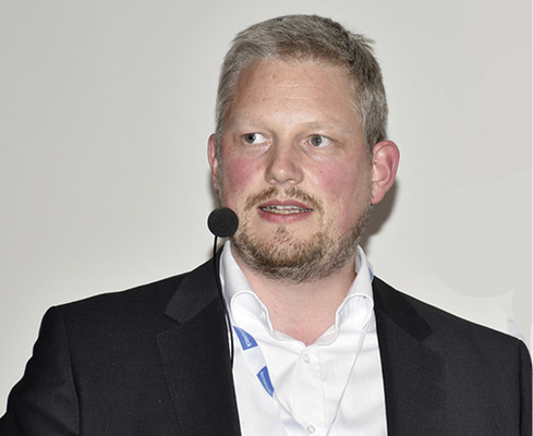 

Innoperform-GF Achim Kockler bringt sich über den VFF in die Normengebung für die DIN 1946-6 und weiß, wie sich die Lüftungsnorm weiterentwickeln wird. 





