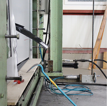 



Prüfung einer einbruchhemmenden Tür mit der Widerstandsklasse RC 3 im Prüfinstitut Schlösser und Beschläge Velbert (PIV).
