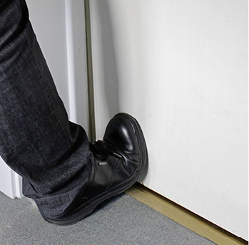 



Prüfung einer einbruchhemmenden Tür mit der Widerstandsklasse RC 3 im Prüfinstitut Schlösser und Beschläge Velbert (PIV).
