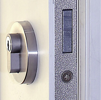 



Ein Schutzbeschlag bzw. eine Schutzrosette mit herausstehendem Zylinder bietet keinen ausreichenden Schutz.
