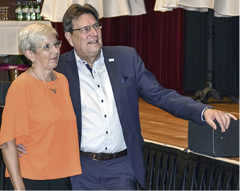 <p>
</p>

<p>
Der jetzt ehemalige Geschäftsführer Ulrich Tschorn mit seiner Frau Anita. 
</p> - © Foto: Daniel Mund / GLASWELT

