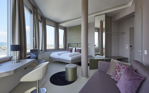 Einen tollen Panaoramablick über die Stadt haben Gäste aus den oberen Turmzimmern.