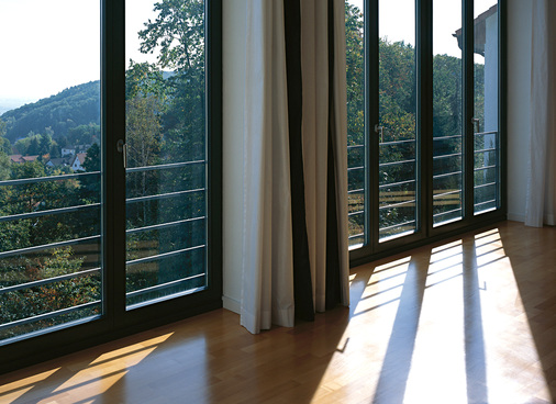 Große Formate liegen im Trend. Das stabile Beschlagsystem activPilot Giant von Winkhaus verbindet Ästhetik und Funktion.