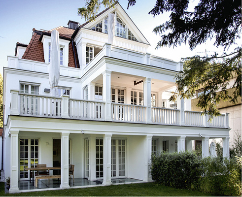 



Die moderne Stadtvilla im klassischen Stil in München-Bogenhausen erinnert an die Pracht vergangener Epochen. Zum Garten präsentiert sich die Villa mit weißen Säulen, Veranden, raumhohen Sprossenfenstern und Terrassentüren.
