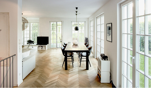 



Die bodentiefen Fenster und Terrassentüren dienen als Blickachsen, die eine ungetrübte Sicht in den Garten und die umgebende Landschaft sicherstellen.
