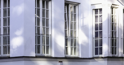 <p>
</p>

<p>
Mit vielen kleinen Scheiben sorgen die Sprossenfenster für Eleganz in der Fassade. Sie harmonieren perfekt mit der Formensprache des Hauses und unterstreichen so die klassische Architektur.
</p> - © Foto: Kneer-Südfenster

