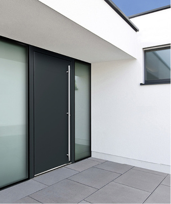 



Ein besonderer Blickfang ist das rahmenlose Seitenteil. Das Isolierglas schließt flächenbündig mit dem Türrahmen ab.
