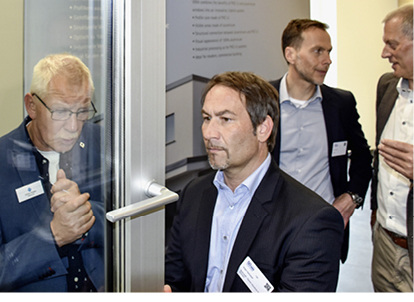 



Fensterexperten wie Bayerwald Geschäftsführer Jürgen Hartrampf entdecken die Konzeptideen im Veka-Welcome-Center.
