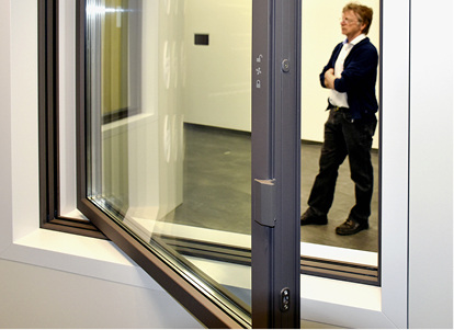 



Veka-Konzept in Kooperation mit Beschlagsanbieter Siegenia: Auf konventionelle Beschlagsteile wurde hier verzichtet – der Flügel wird entweder horizontal oder vertikal gehalten von „einfachen“ und unsichtbar in das Profil integrierten Scharnieren.
