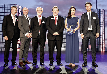 



v. l.: Veka-Vorstandsvorsitzender Andreas Hartleif stellte Josef Beckhoff, Nachfolger von Bonifatius Eichwald als Vorstand für Vertrieb und Marketing, vor. In der Reihe folgend: Finanzvorstand Dr. Andreas W. Hillebrand, Moderatorin Susanne Schöne und Pascal Heitmar, der designierte Vorstand Finanzen.
