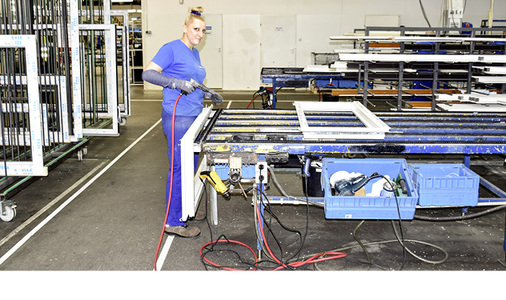 



Oknoplast plant, auch bestehende Produktionslinien zu modernisieren und weitestgehend zu automatisieren – das betrifft beispielsweise die Beschlagsmontage, die gegenwärtig noch manuell durchgeführt wird.
