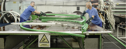 
Einblick in die eigene Biegerei. Klar ist für die Verantwortlichen, dass auch bei Rundbögen Stahlverstärkungen ins Profil gehören. Das würden viele, auch deutsche Hersteller, vernachlässigen.



