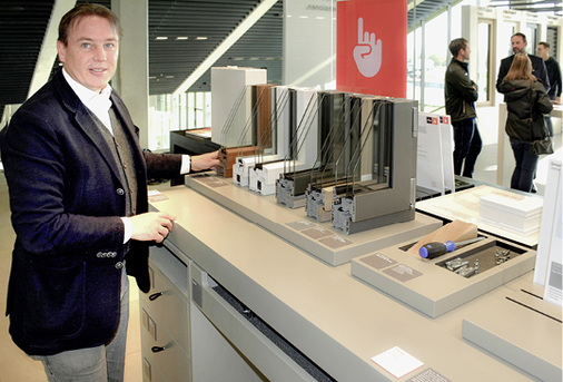 



Joachim Oberrauch im Gespräch mit der GLASWELT: „Wir glauben an den Kunststoffkern und auch an das verklebte Glas im Flügelrahmen.“
