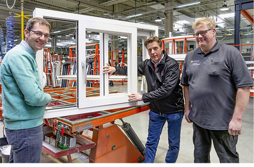 



Von links: Stefan Herbers (Leiter Ventana Produktmanagement), Ralf Höfels (Roto Regionalvertrieb) und Andreas Schulte-Wolter (Beschlagexperte Ventana Sonderelemente) wollen u. a. mit dem „Patio Inowa“-Beschlag gemeinsam den Markt anschieben.
