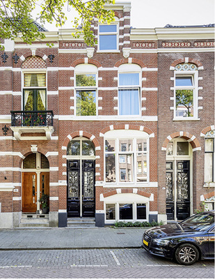 



So sieht das Reihenhaus in Rotterdam von der Straßenseite aus.
