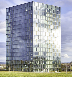 



Festo Automation Center in Esslingen mit hohen, schmalen Parallel-Ausstellfenstern
