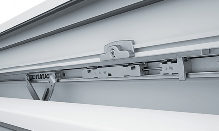 
Der Schließinitiator dient als Impulsgeber für ein gleichzeitiges Auslösen der Scheren und Laufwagen. 



