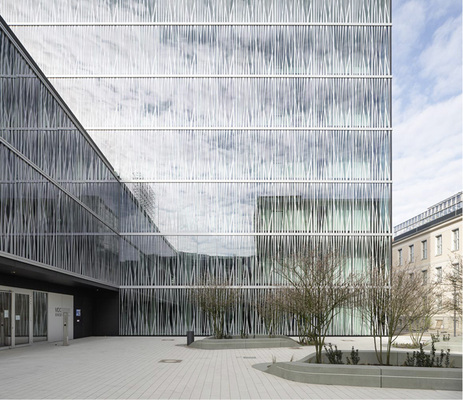 



Die Art der Bedruckung bricht die Spiegelung im Glas und minimiert so das Risiko von Vogelschlag.
