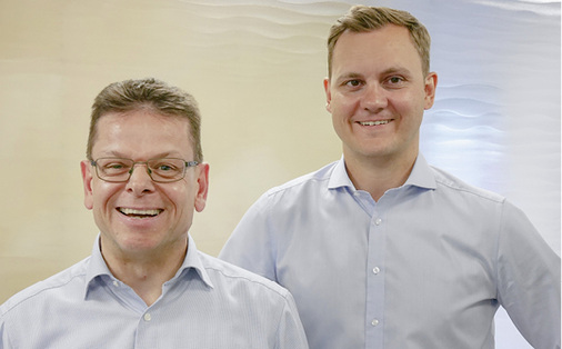 <p>
</p>

<p>
Freuen sich über den punktgenauen Start der ESG-Anlage: Clemens Schopp (l.), Leiter des SGGS-Standorts in Freiburg, und Christian Bako, GF der Glassolutions BU Süd.
</p> - © Foto: Matthias Rehberger/GLASWELT

