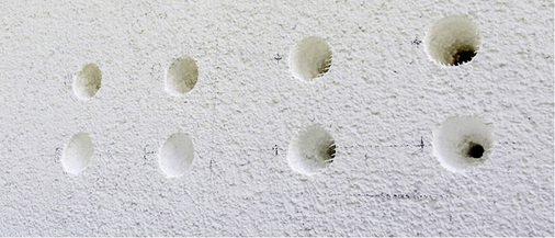 
Was vor der Fassade gut aussieht, muss nicht unbedingt eine fachgerechte Montage sein. Es kommt immer darauf an, ob die zulässigen Lochabstände für den jeweiligen Montageuntergrund eingehalten wurden.



