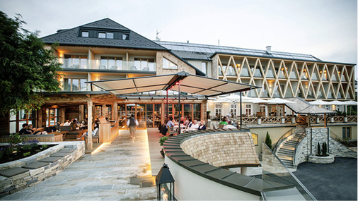 



Terrassenmarkisen als Doppelanlagen bieten großflächig Schutz vor Sonne und anderen Wettereinflüssen. 
