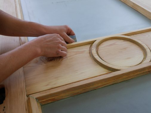 Neben Türen, die in Handarbeit gefertigt oder aufgearbeitet werden, setzt die Tischlerei Knoche bei den Funktionstüren für den Objektbereich sowie für den ­gehobenen Innenausbau auf die ­Produkte von Schörghuber.