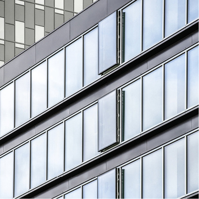 



1 Die transparente Glasfassade des Hotelneubaus greift die Gestaltung des Bestandes auf.

