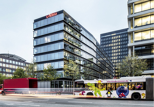 
2 Harmonisches Zusammenspiel der Hotelfassade mit der sanierten Fassade des Spiegel-Verlagshauses.



