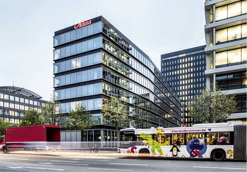 <p>
2 Harmonisches Zusammenspiel der Hotelfassade mit der sanierten Fassade des Spiegel-Verlagshauses.
</p>

<p>
</p> - © Foto: Schüco International KG // Fotograf: Felix Löchner

