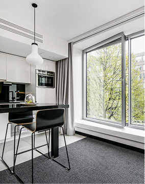 
4 Für eine optimierte natürliche Belüftung kam das Parallel-Ausstellfenster Schüco AWS 114 zum Einsatz.



