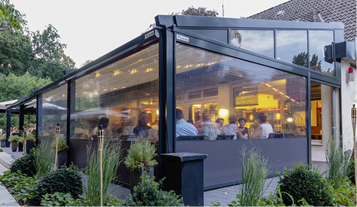 
Seitliche ZIP-Systeme mit durchsichtiger Folie schaffen Windschutz, ohne den Blick auf See oder Garten einzuschränken.



