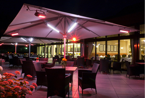 
Mit integriertem Zubehör wie Heizungen und Licht können lauschige Plätzchen unter dem Gastronomie-Schirm Big Ben Freestyle geschaffen werden.



