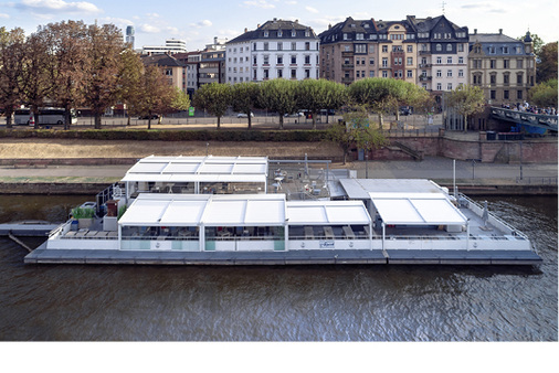 



Das Imbiss- und Eventschiff Freigut in Frankfurt/Main wurde komplett mit Sonnen- und Wetterschutz aus Pergolen und Gelenkarmmarkisen beschattet. 
