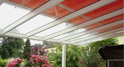 



Steht eine Säule innerhalb der Dachfläche, ist die außen liegende Variante die bessere Lösung, damit die Ausfallrichtung ausreichend beschattet werden kann.
