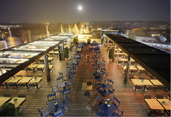 



Bei Tag oder Nacht, der Sonnen- und Wetterschutz schafft ein angenehmes Design auf der Dachterrasse.
