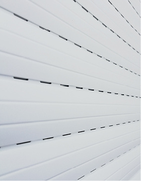 
Sind die Rollladenschlitze über die ganze Höhe zu sehen, ist der PVC-Panzer save. 



