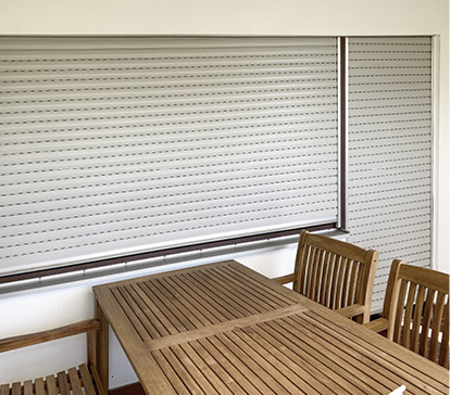 
Auch fast 40 Jahre alte PVC-Rollläden können bei richtiger Verwendung als Sonnenschutz ordnungsgemäß funktionieren.



