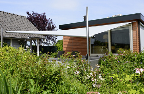 
Die Edelstahlsäulen fügen sich unauffällig in die Gartenlandschaft ein und sorgen so für eine dezente Erscheinung.



